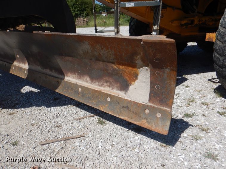 image for item KW9804 2005 John Deere 670D  motor grader