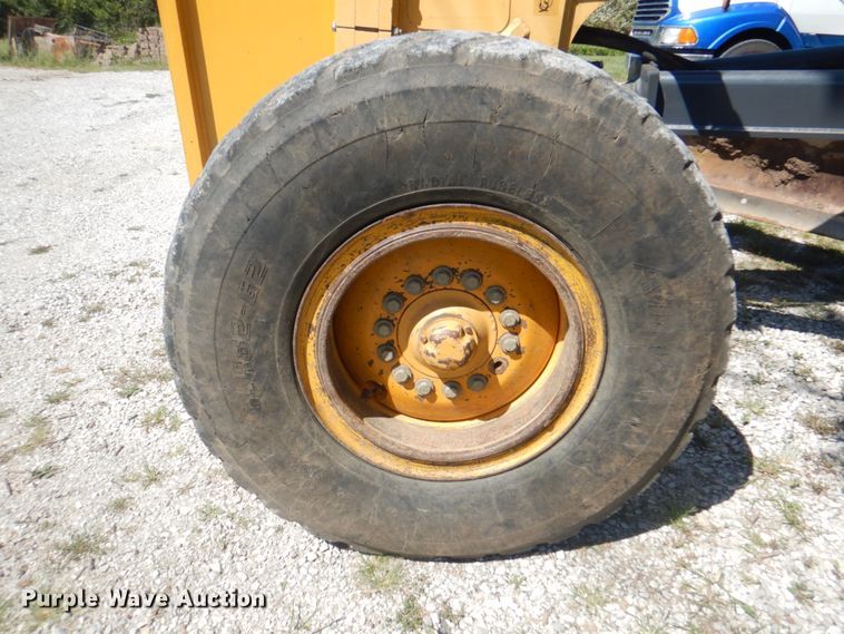 image for item KW9804 2005 John Deere 670D  motor grader