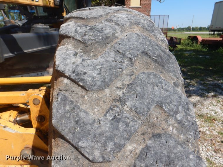 image for item KW9804 2005 John Deere 670D  motor grader