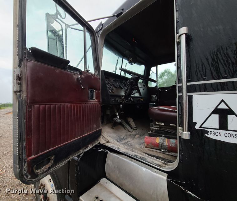 image for item L1384 1988 Kenworth T600  dump truck