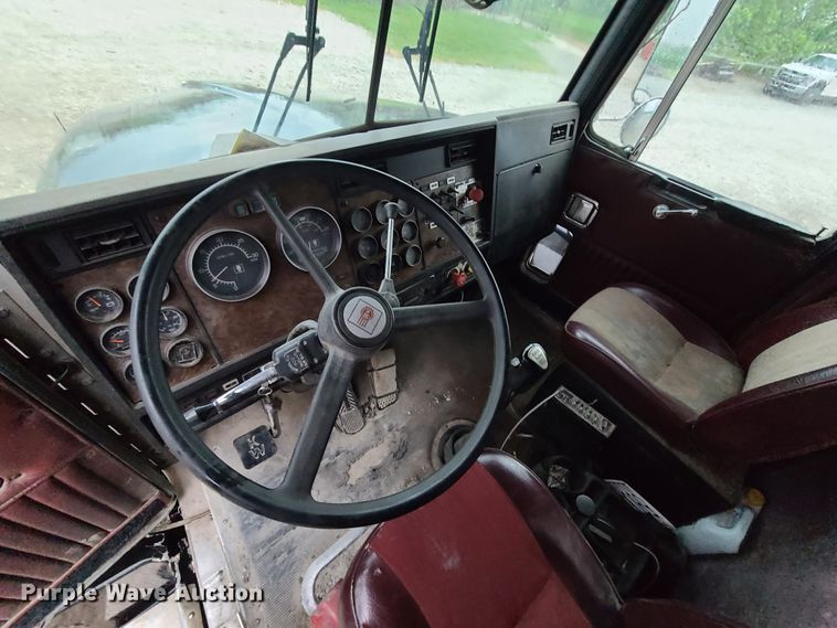 image for item L1384 1988 Kenworth T600  dump truck