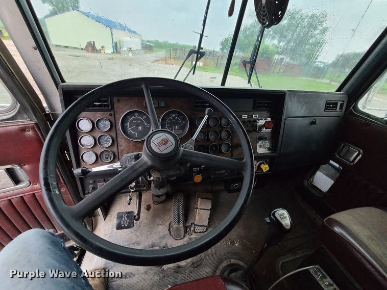 image for item L1384 1988 Kenworth T600  dump truck