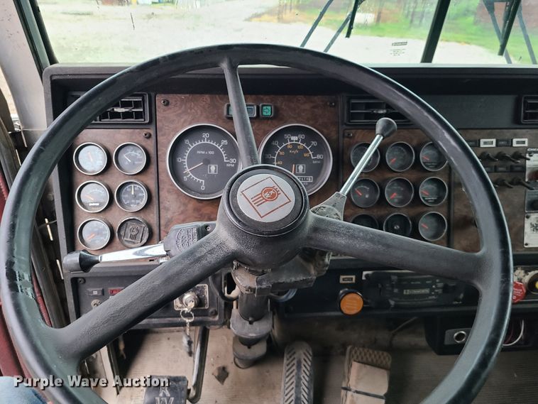 image for item L1384 1988 Kenworth T600  dump truck