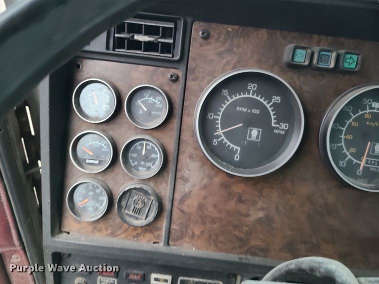 image for item L1384 1988 Kenworth T600  dump truck