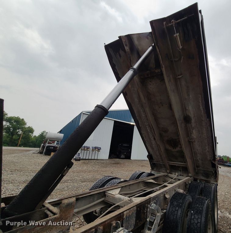 image for item L1384 1988 Kenworth T600  dump truck