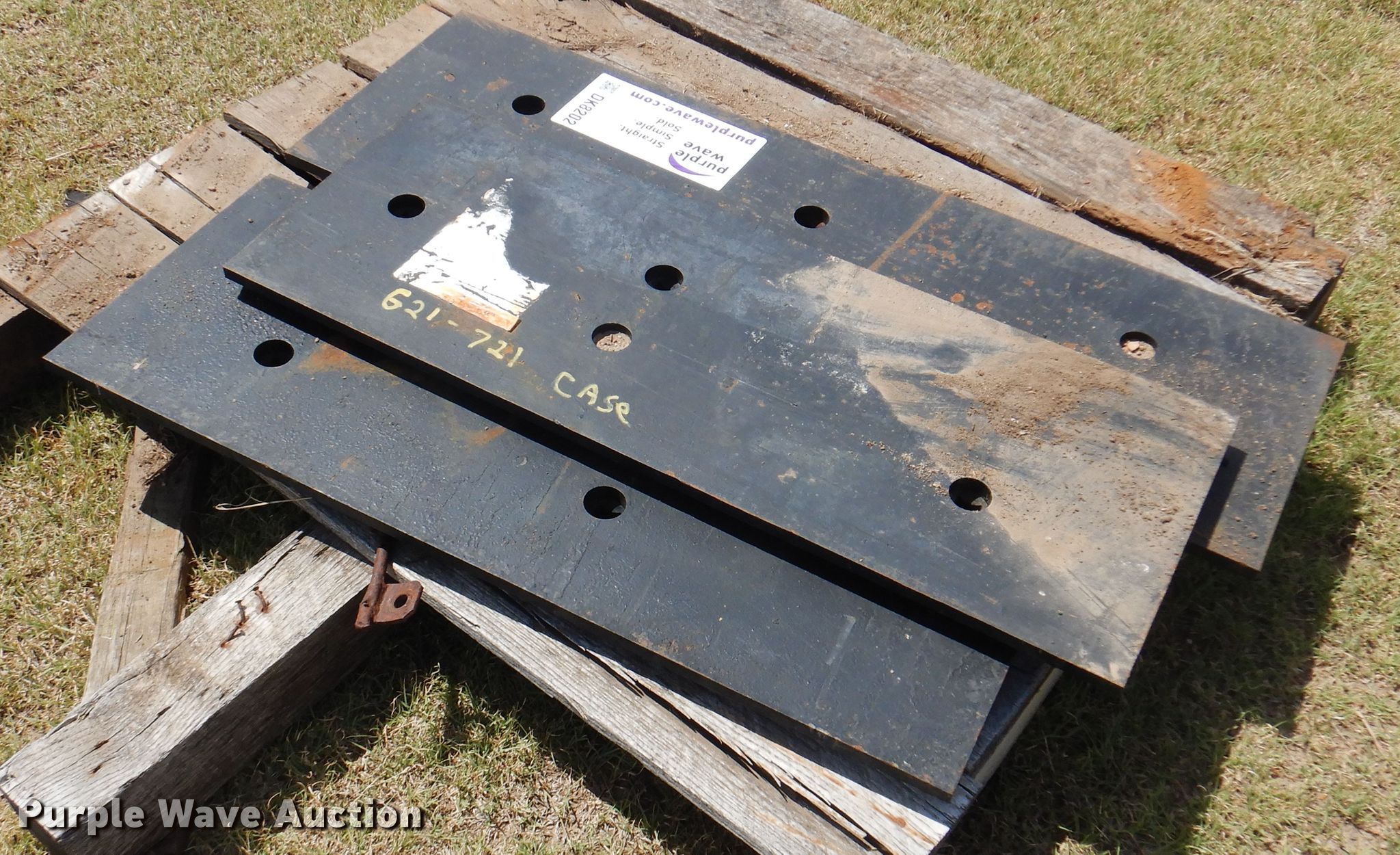 Case wheel loader bucket cutting edges in Spearville, KS Item DK8202