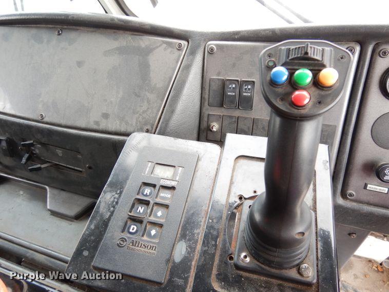 image for item DG0855 2011 Crane Carrier LET2-26-UNK  refuse truck