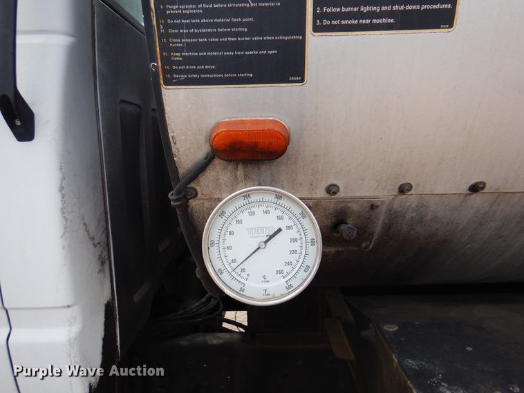 image for item DK8186 2002 GMC C7500  oil distributor truck