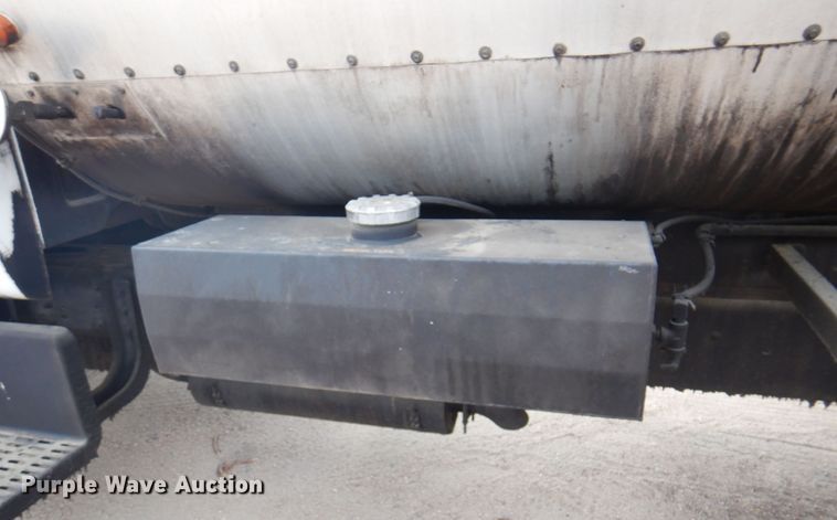 image for item DK8186 2002 GMC C7500  oil distributor truck