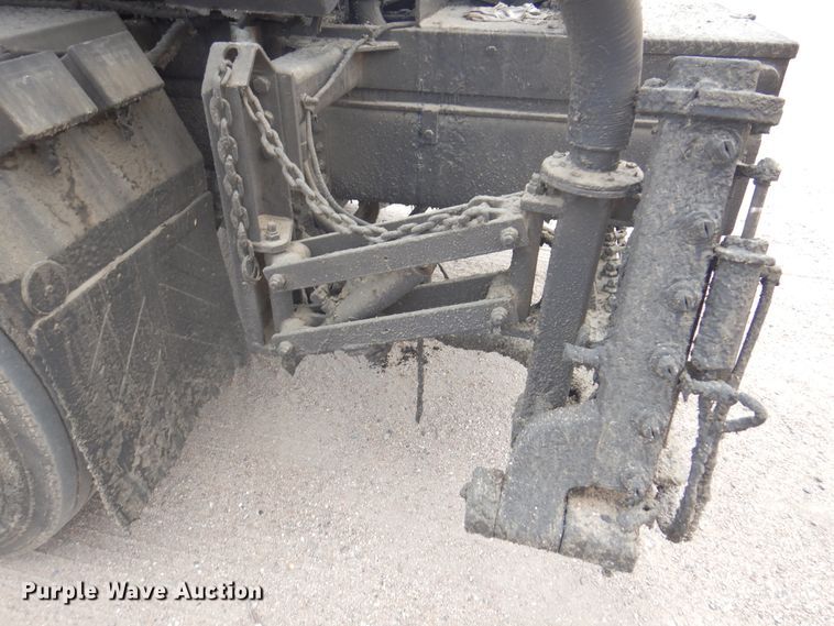 image for item DK8186 2002 GMC C7500  oil distributor truck