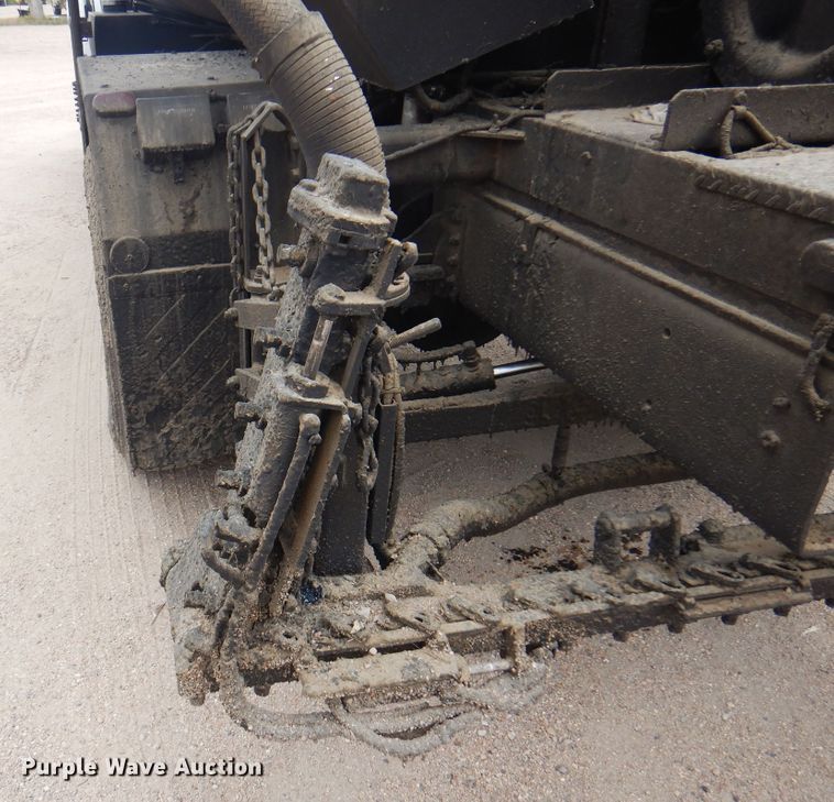 image for item DK8186 2002 GMC C7500  oil distributor truck