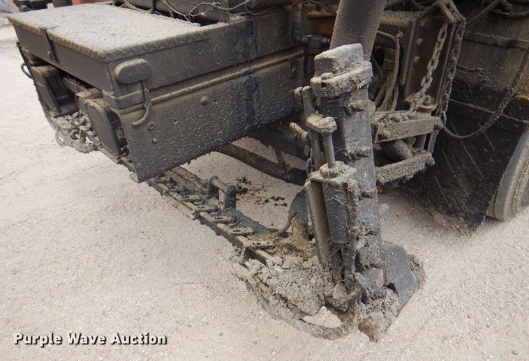 image for item DK8186 2002 GMC C7500  oil distributor truck