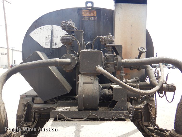 image for item DK8186 2002 GMC C7500  oil distributor truck