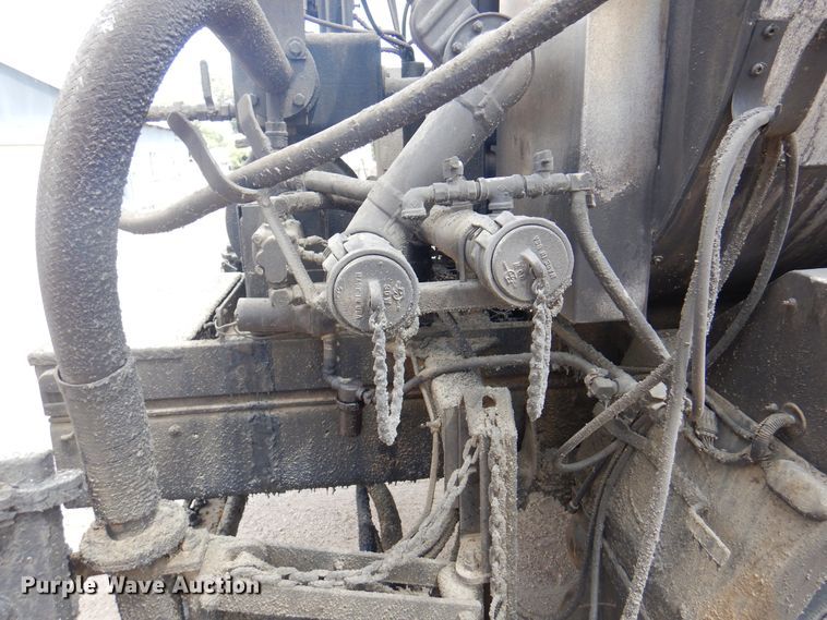 image for item DK8186 2002 GMC C7500  oil distributor truck