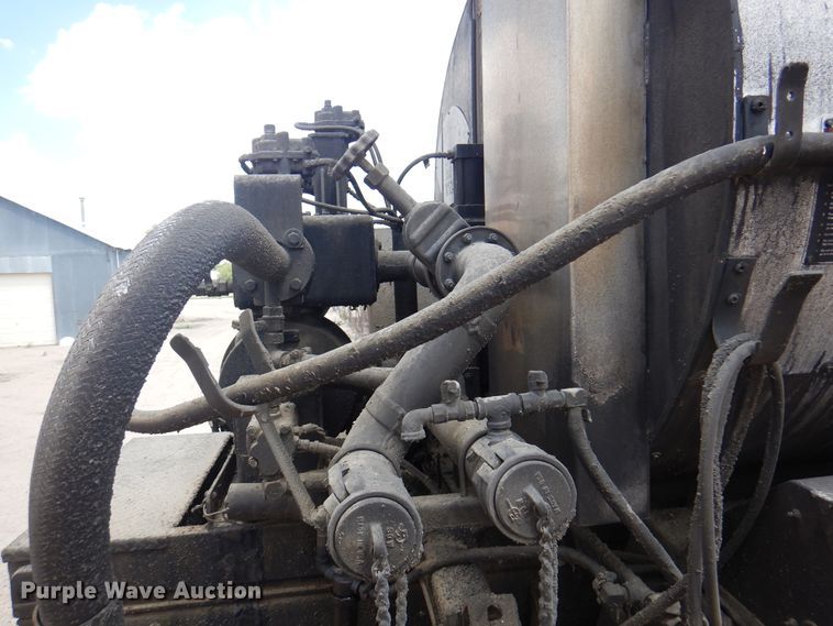 image for item DK8186 2002 GMC C7500  oil distributor truck