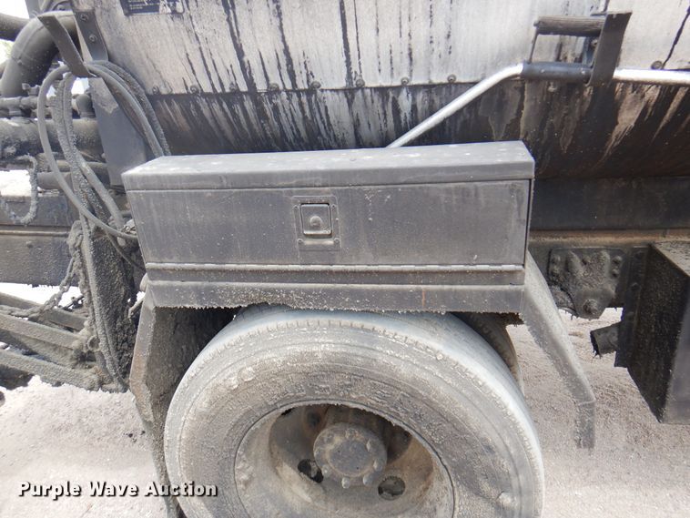 image for item DK8186 2002 GMC C7500  oil distributor truck