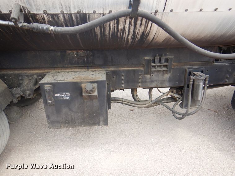 image for item DK8186 2002 GMC C7500  oil distributor truck