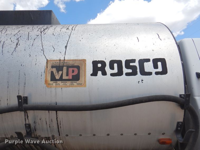 image for item DK8186 2002 GMC C7500  oil distributor truck