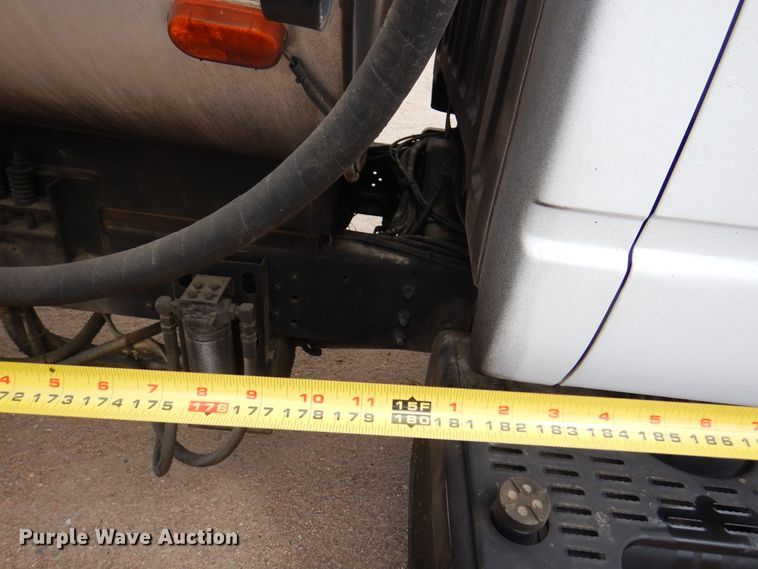 image for item DK8186 2002 GMC C7500  oil distributor truck