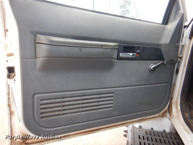 image for item DK8186 2002 GMC C7500  oil distributor truck