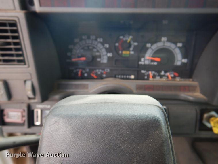 image for item DK8186 2002 GMC C7500  oil distributor truck