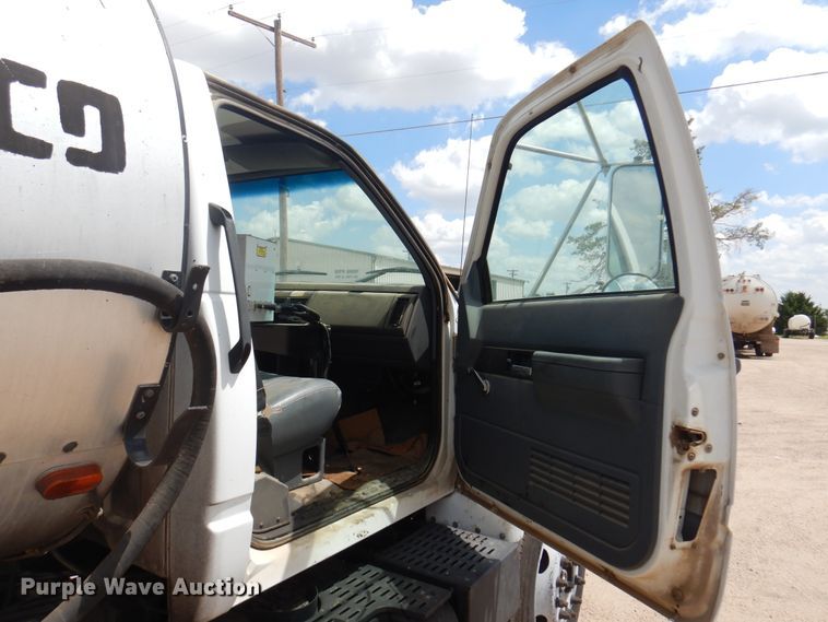 image for item DK8186 2002 GMC C7500  oil distributor truck