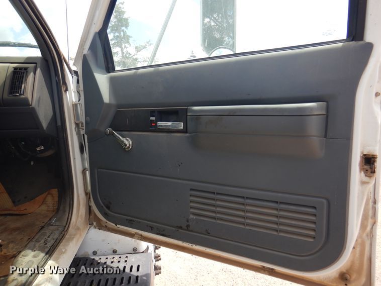 image for item DK8186 2002 GMC C7500  oil distributor truck