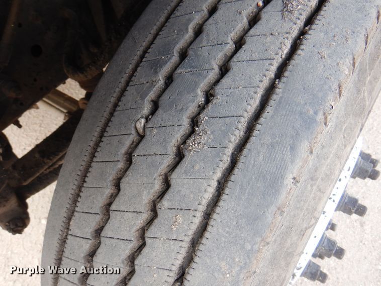 image for item DK8186 2002 GMC C7500  oil distributor truck