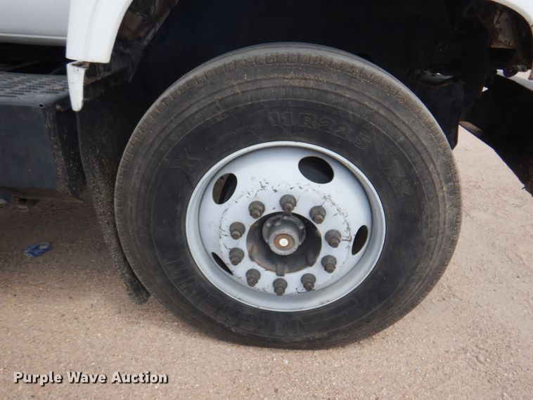 image for item DK8186 2002 GMC C7500  oil distributor truck