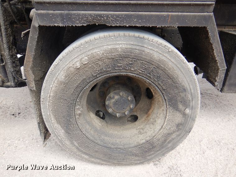 image for item DK8186 2002 GMC C7500  oil distributor truck