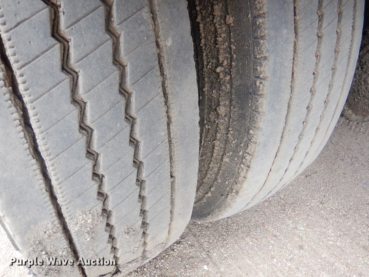 image for item DK8186 2002 GMC C7500  oil distributor truck