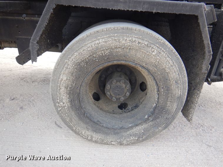 image for item DK8186 2002 GMC C7500  oil distributor truck