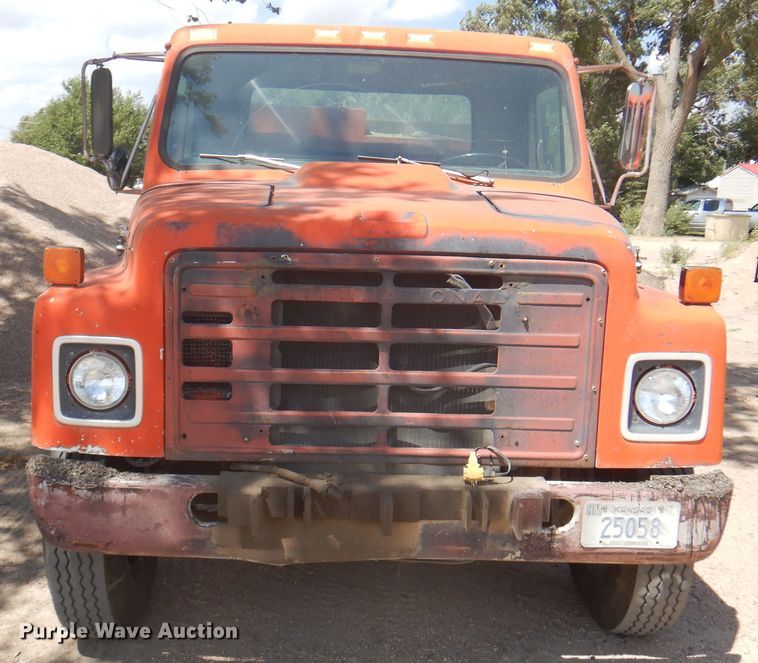 image for item DK8189 1984 International 1754  dump truck