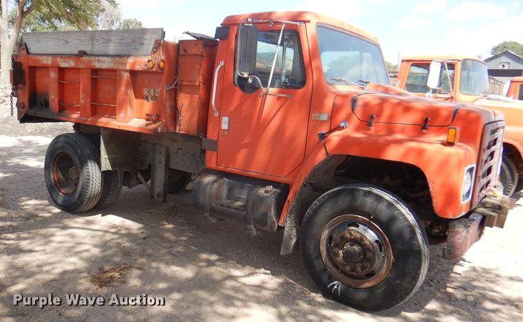 image for item DK8189 1984 International 1754  dump truck