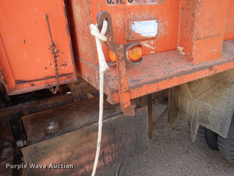 image for item DK8189 1984 International 1754  dump truck