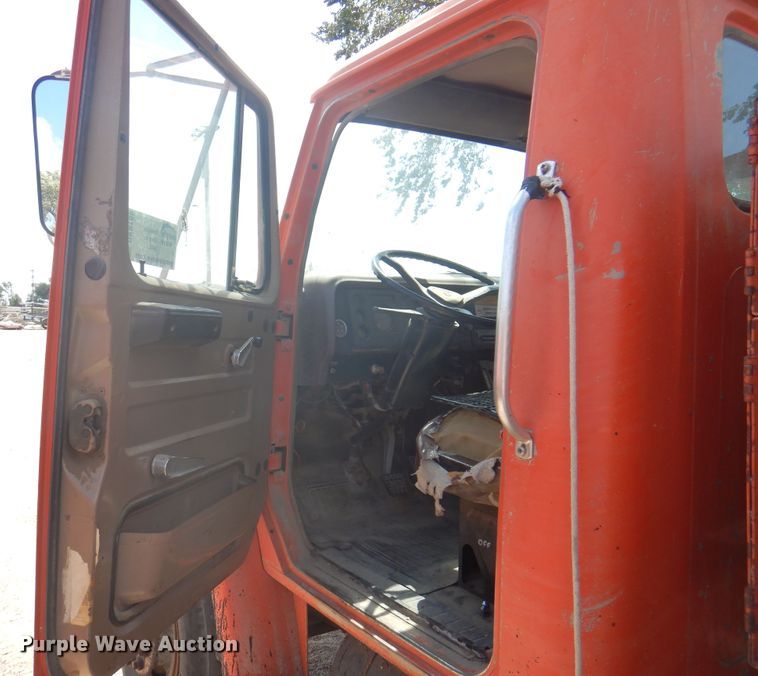 image for item DK8189 1984 International 1754  dump truck