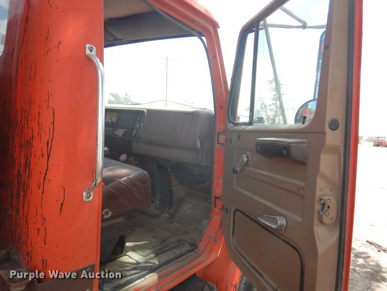 image for item DK8189 1984 International 1754  dump truck