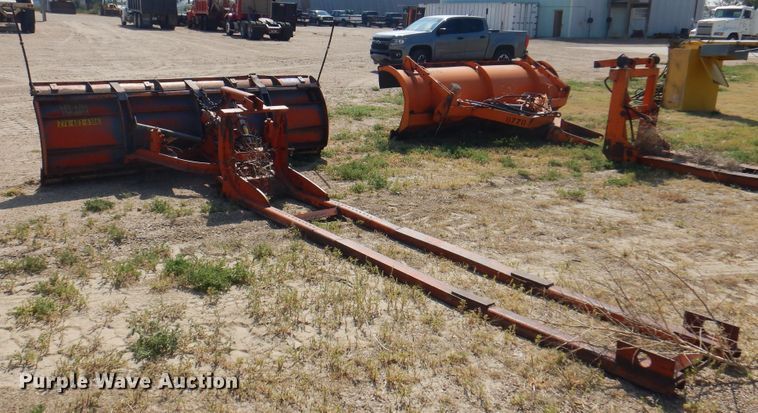 image for item DK8189 1984 International 1754  dump truck