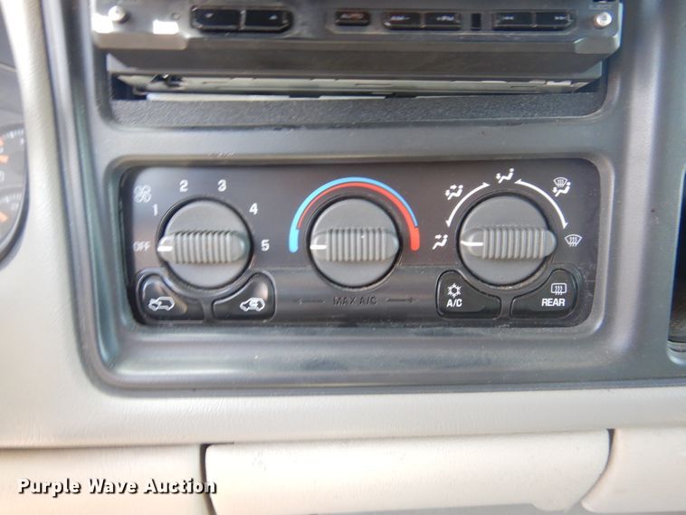 image for item DL0372 2001 Chevrolet Suburban  SUV