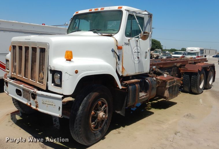 image for item DL0375 1997 International 2554  roll-off container truck