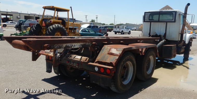 image for item DL0375 1997 International 2554  roll-off container truck