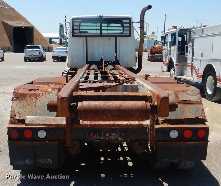 image for item DL0375 1997 International 2554  roll-off container truck