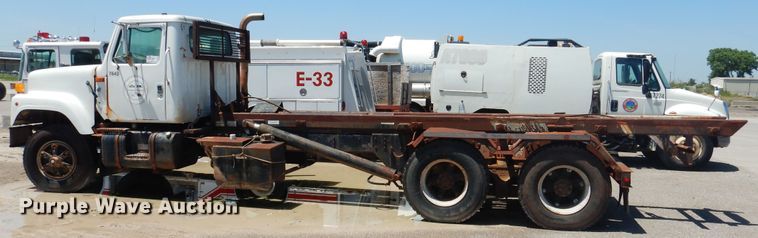 image for item DL0375 1997 International 2554  roll-off container truck