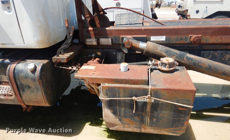 image for item DL0375 1997 International 2554  roll-off container truck