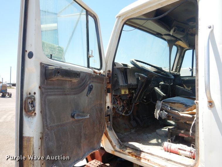 image for item DL0375 1997 International 2554  roll-off container truck