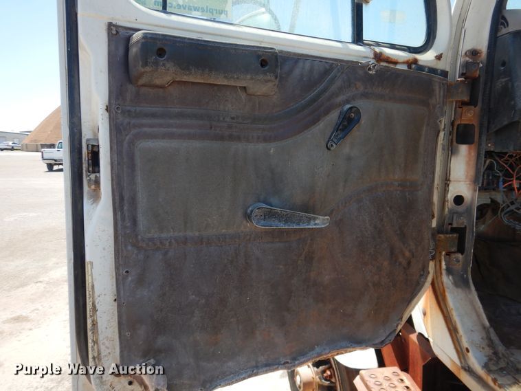 image for item DL0375 1997 International 2554  roll-off container truck