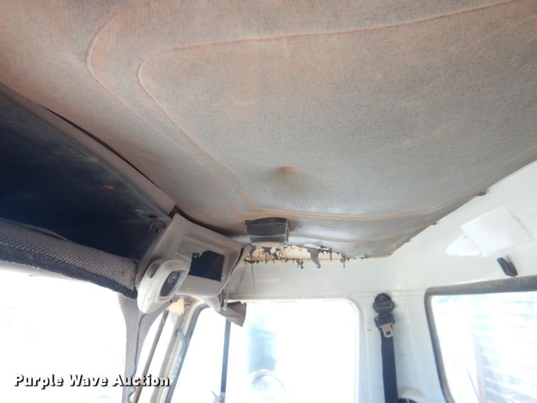 image for item DL0375 1997 International 2554  roll-off container truck