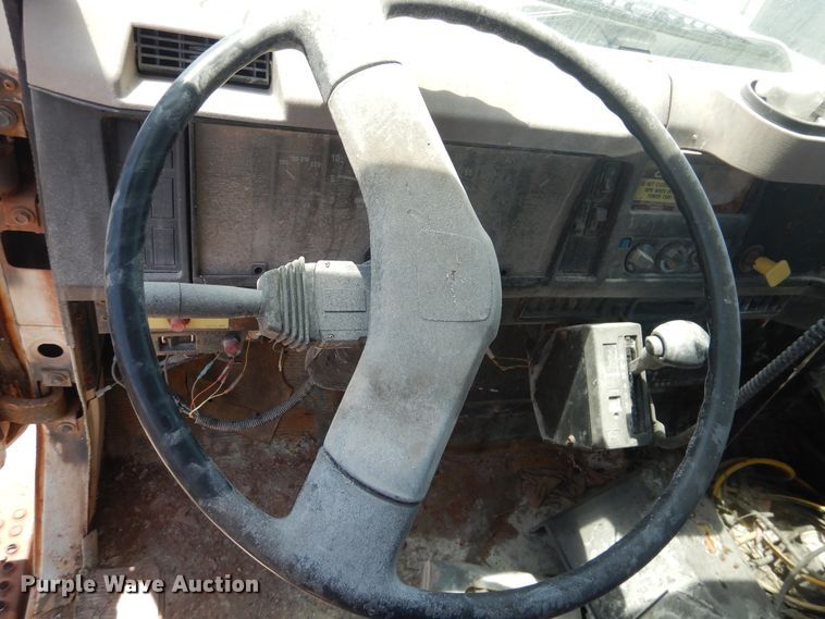 image for item DL0375 1997 International 2554  roll-off container truck