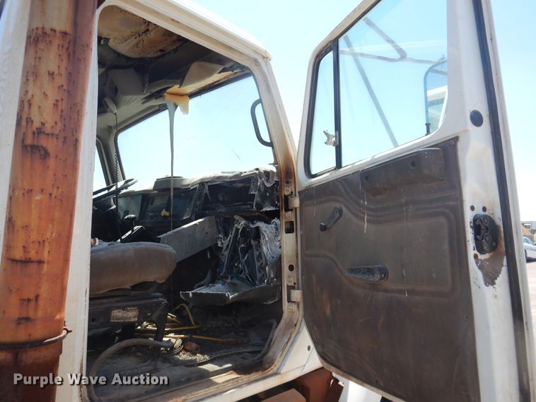 image for item DL0375 1997 International 2554  roll-off container truck