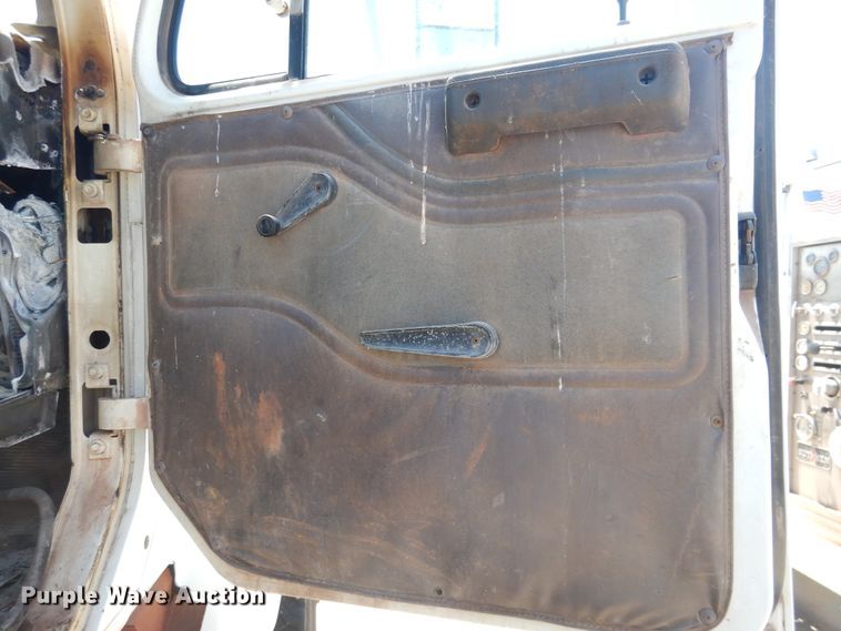 image for item DL0375 1997 International 2554  roll-off container truck